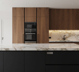 Idée de cuisine sur mesure moderne avec îlot central en marbre et façades en bois, tendance 2026 au Maroc.