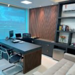 Espace de travail sur mesure avec rangements intégrés et design ergonomique