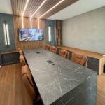 Espace de travail sur mesure avec rangements intégrés et design ergonomique